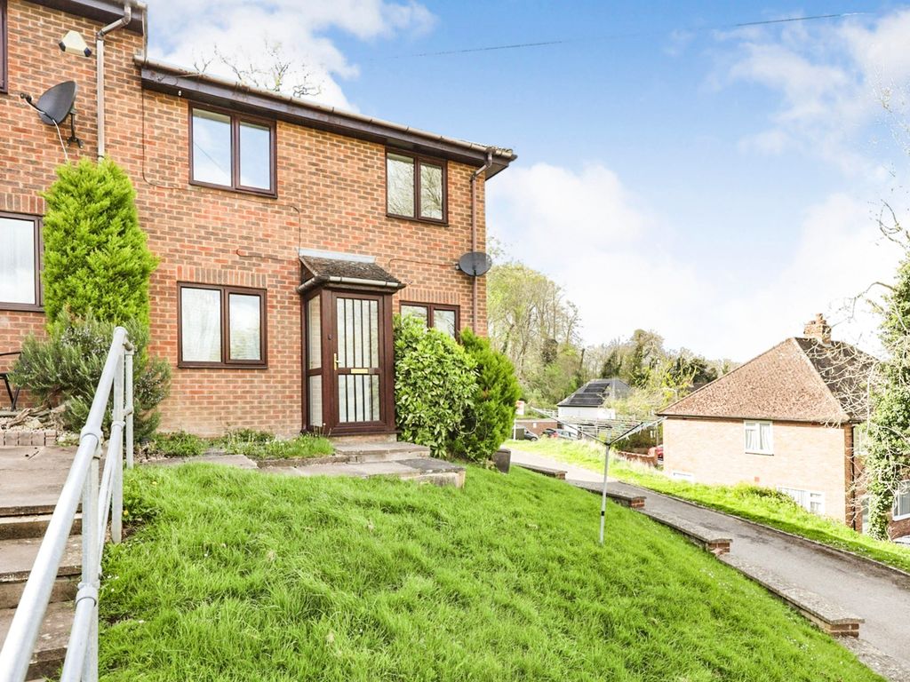 2 bed for sale in High Beeches, High HP12, £250,000