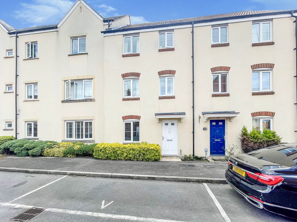 3 bed town house for sale in Zakopane Road, Haydon End, Swindon SN25