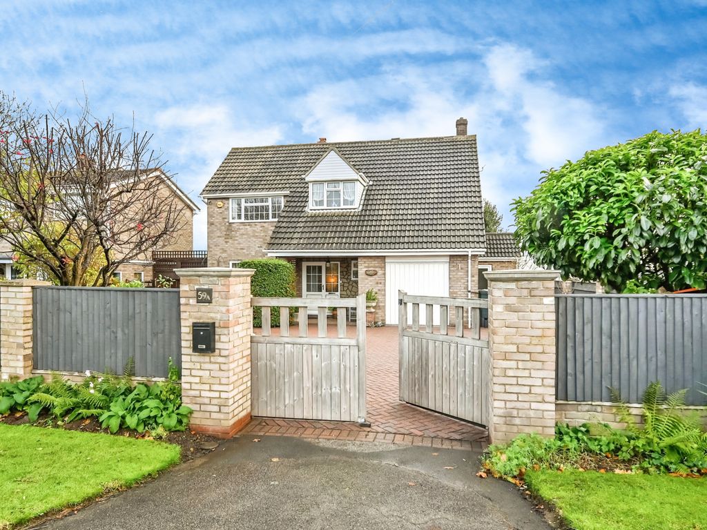 6 bed detached house for sale in Bedford Road, Willington, Bedford