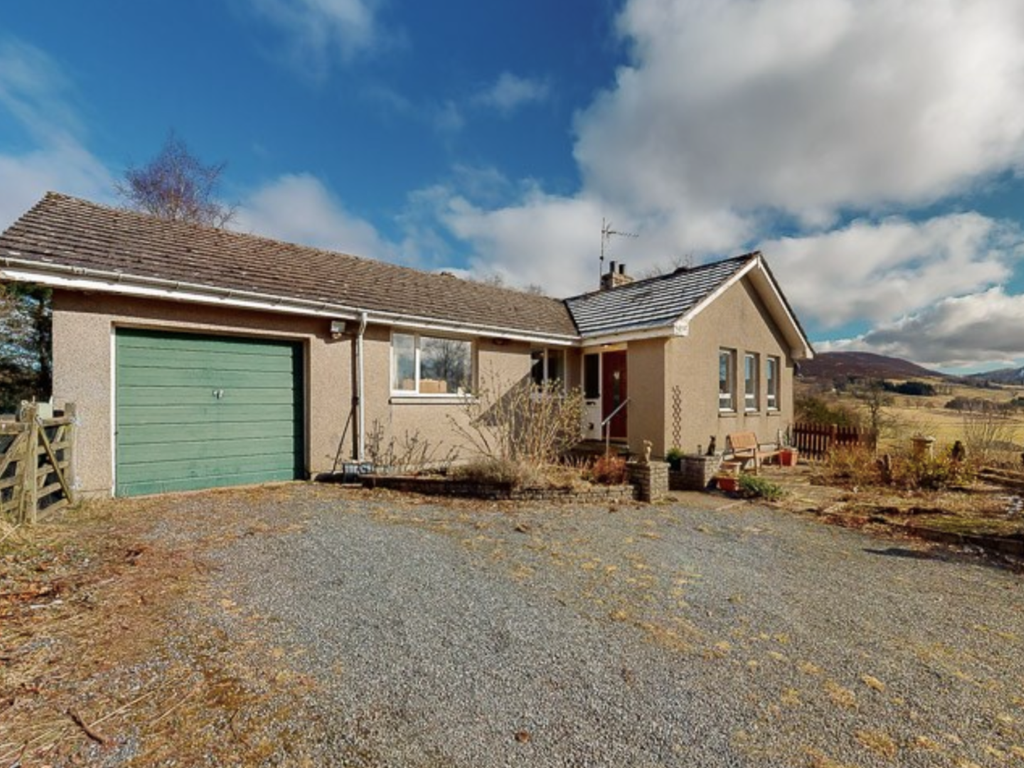 3 bed detached bungalow for sale in Blacklunans, Blairgowrie