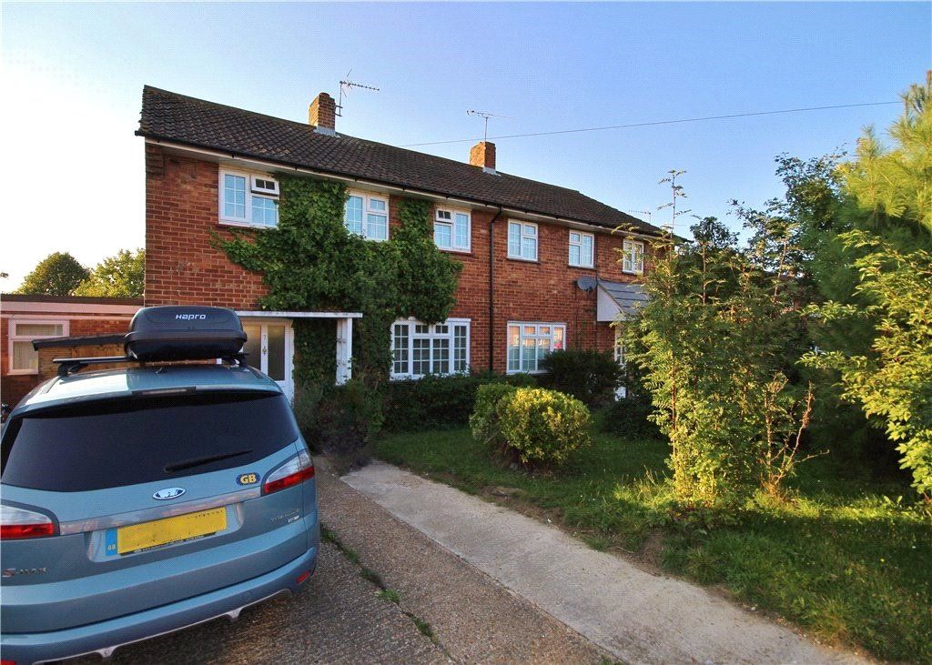 3 bed semidetached house to rent in Martins Close, Guildford GU1, £