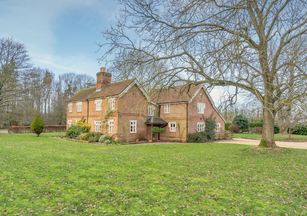 5 bed detached house for sale in Barnham Broom Road, Wymondham NR18, £