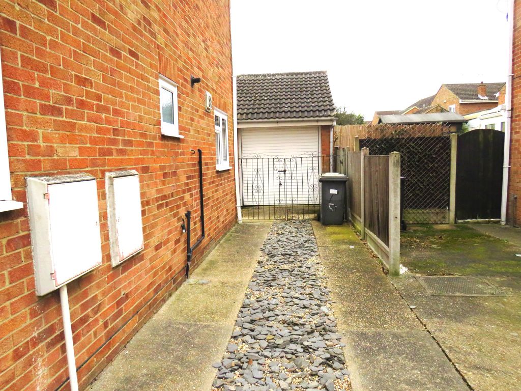 3 bed semidetached house for sale in Tillingham Way, Rayleigh SS6, £