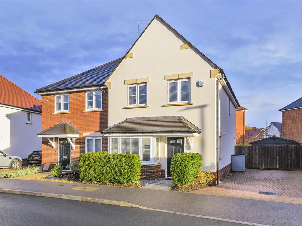 3 bed semidetached house for sale in Swords Drive Crowthorne