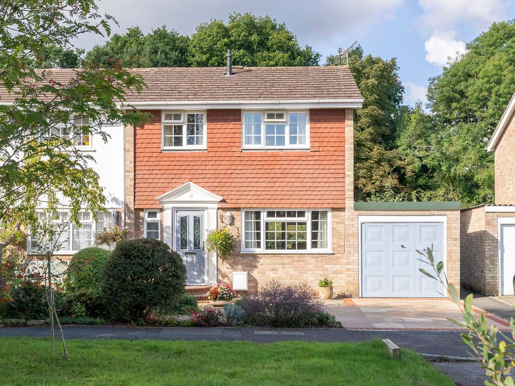 3 bed end terrace house for sale in Lodge Close, North Holmwood