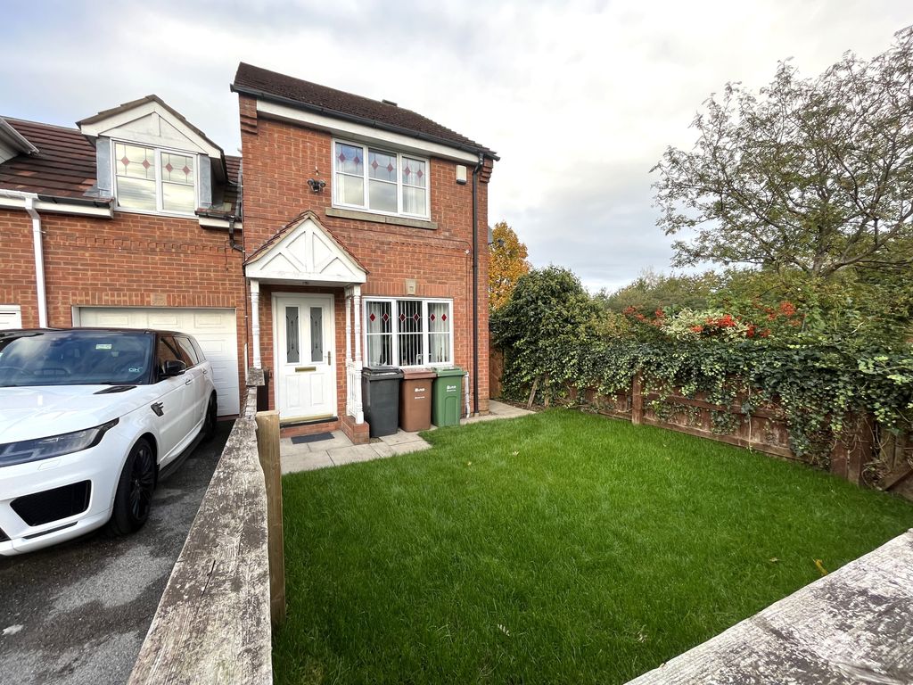 4 bed semidetached house for sale in Bramham Park Court, Leeds LS10, £