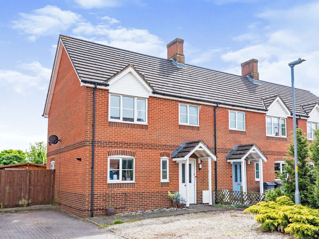 3 bed end terrace house for sale in Stable Close, Ludgershall, Andover