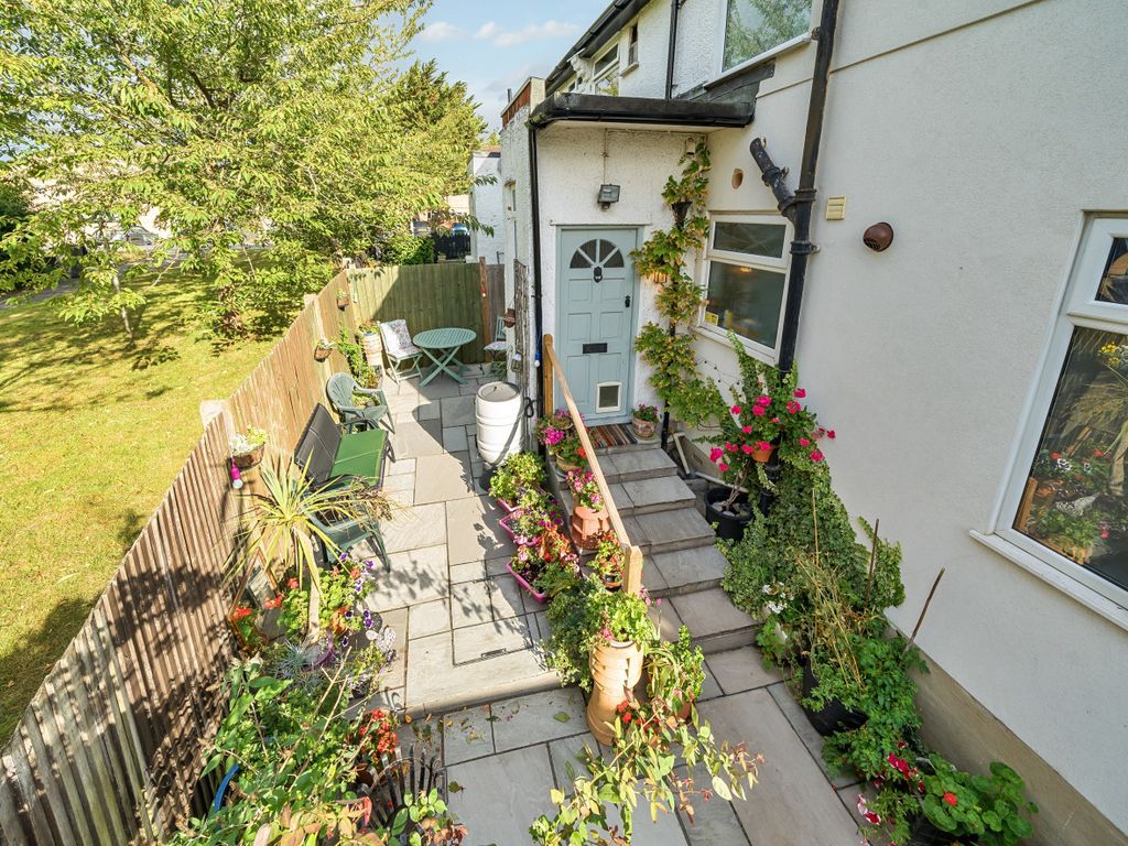 2 bed flat for sale in Meadow Close, Chislehurst, Kent BR7, £315,000