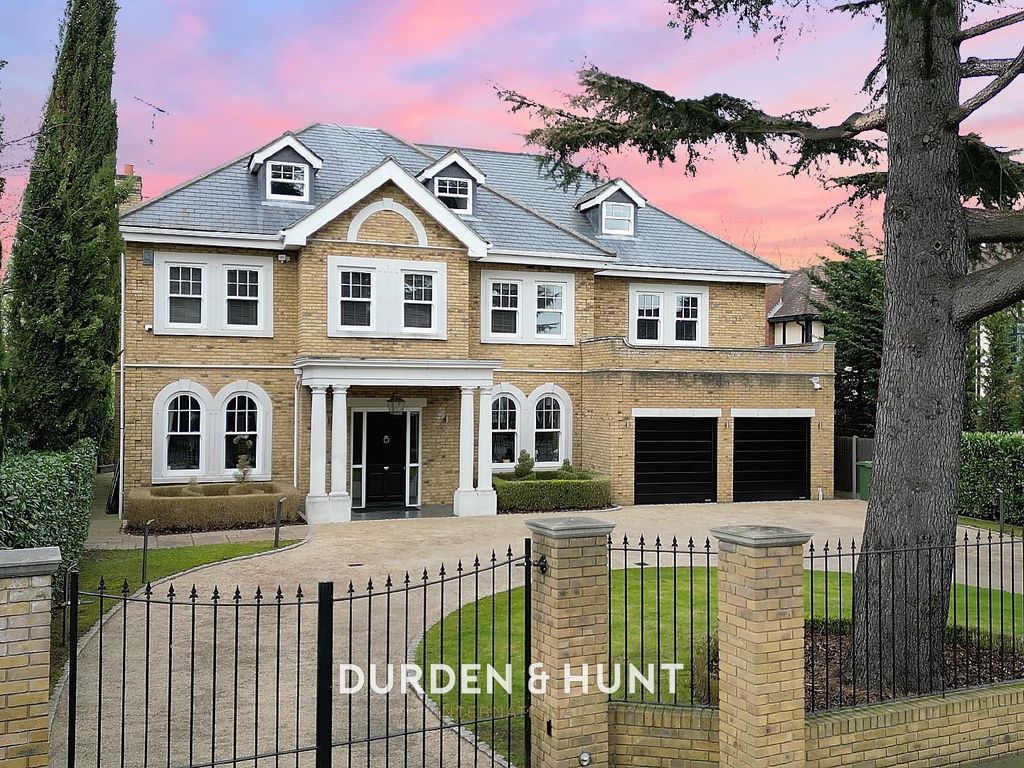 7 bed detached house for sale in Burntwood Avenue, Emerson Park RM11, £