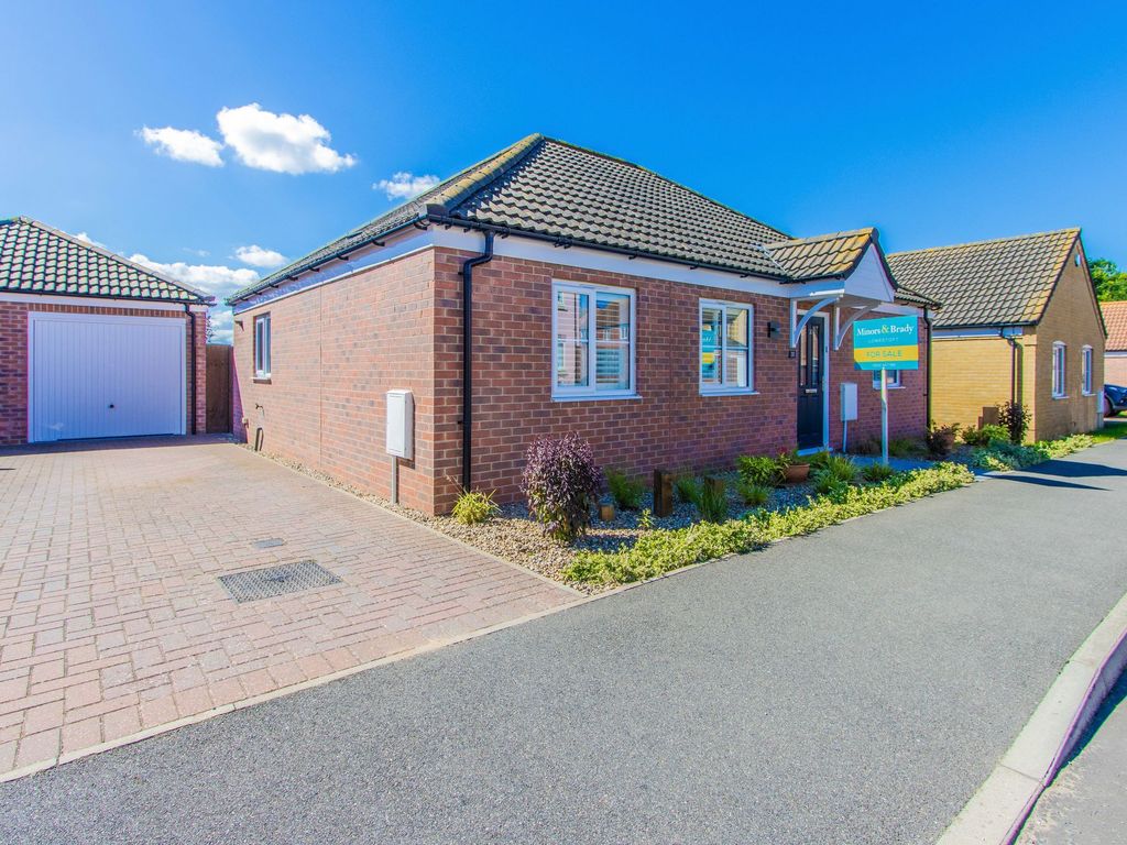 2 bed detached bungalow for sale in Hunton Road, Oulton NR32, £300,000
