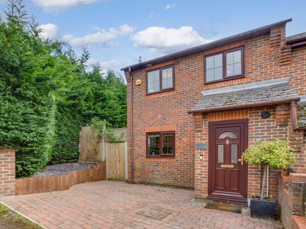 3 bed end terrace house for sale in Cleveland Close, Wooburn Green HP10