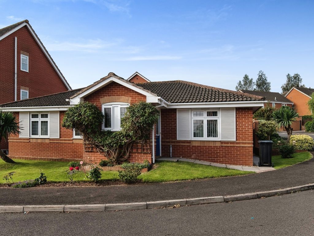 3 bed detached bungalow for sale in Windsor Close, Cullompton EX15, £