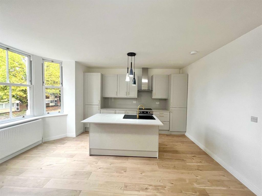 1 bed flat to rent in Warwick Avenue, Bedford MK40, £975 pcm Zoopla