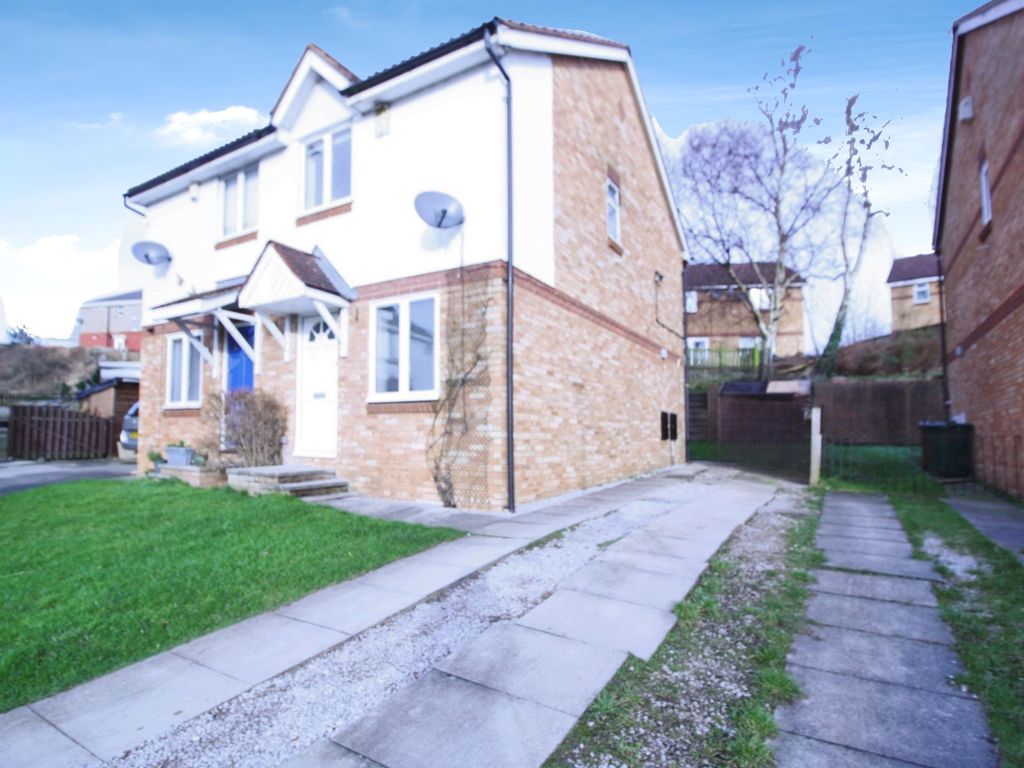 2 bed semidetached house for sale in Avocet Close, Bradford BD8, £