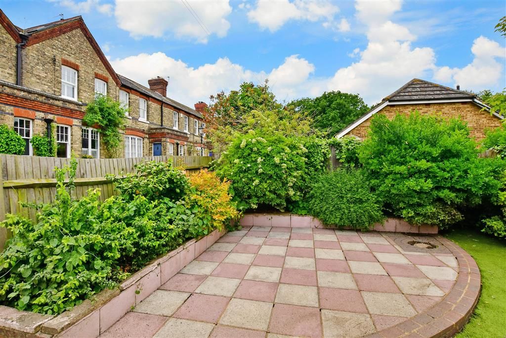 2 bed detached bungalow for sale in Admiralty Road, Upnor, Rochester