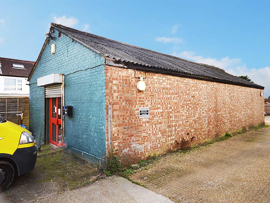 Commercial property to let in Chingford Mount Road, London E4, £12,000