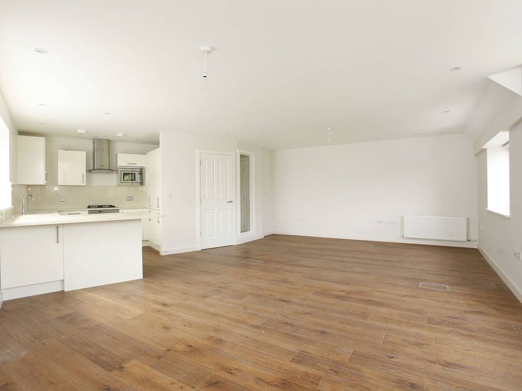 3 bed flat to rent in Woodstock Road, Golders Green, London NW11, £