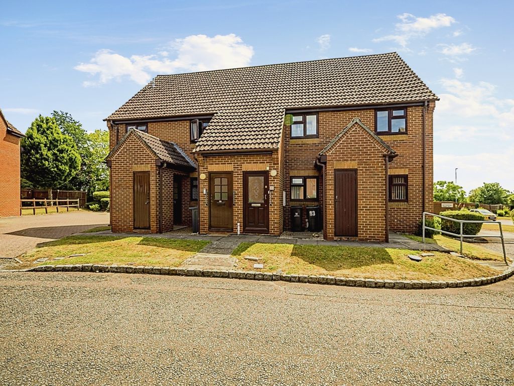 2 bed property for sale in Lansdowne Way, High HP11, £155,000