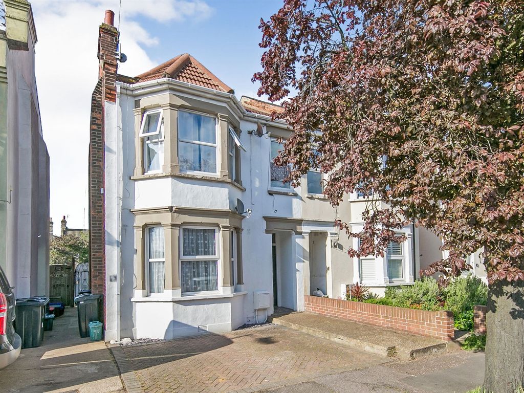 1 bed flat for sale in Page Road, ClactonOnSea CO15, £140,000 Zoopla