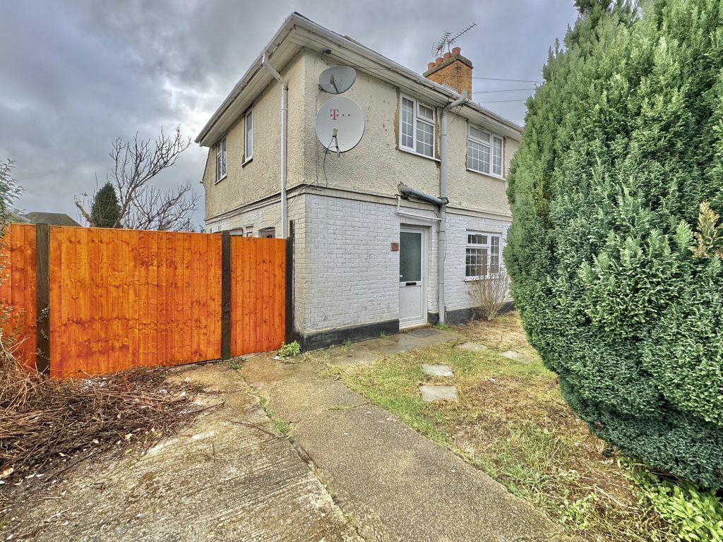 3 bed property to rent in Shackleton Road, Slough SL1, £1,850 pcm Zoopla