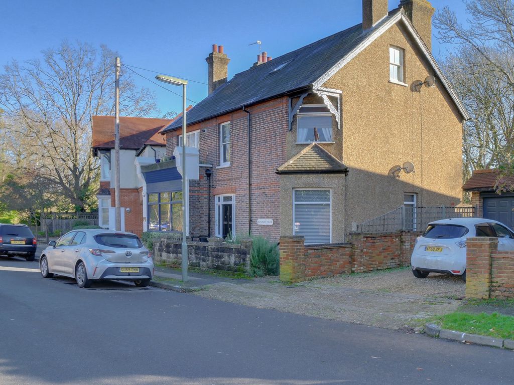 1 bed flat to rent in Tower Road, Ashcroft House Tower Road KT20, £