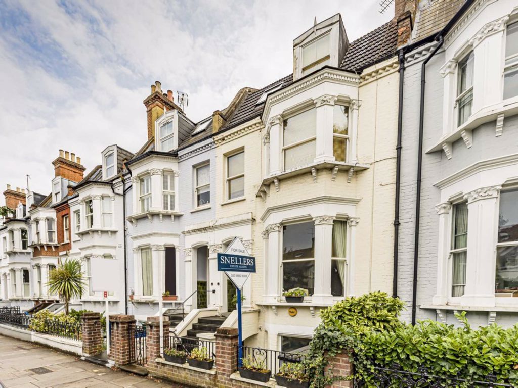 3 bed flat for sale in St. Margarets Road, St Margarets, Twickenham TW1