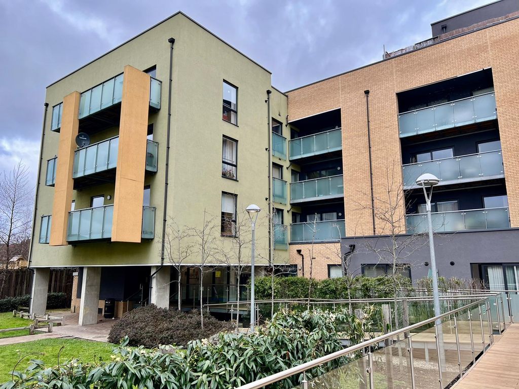 2 bed flat for sale in Chigwell Road, London E18 Zoopla