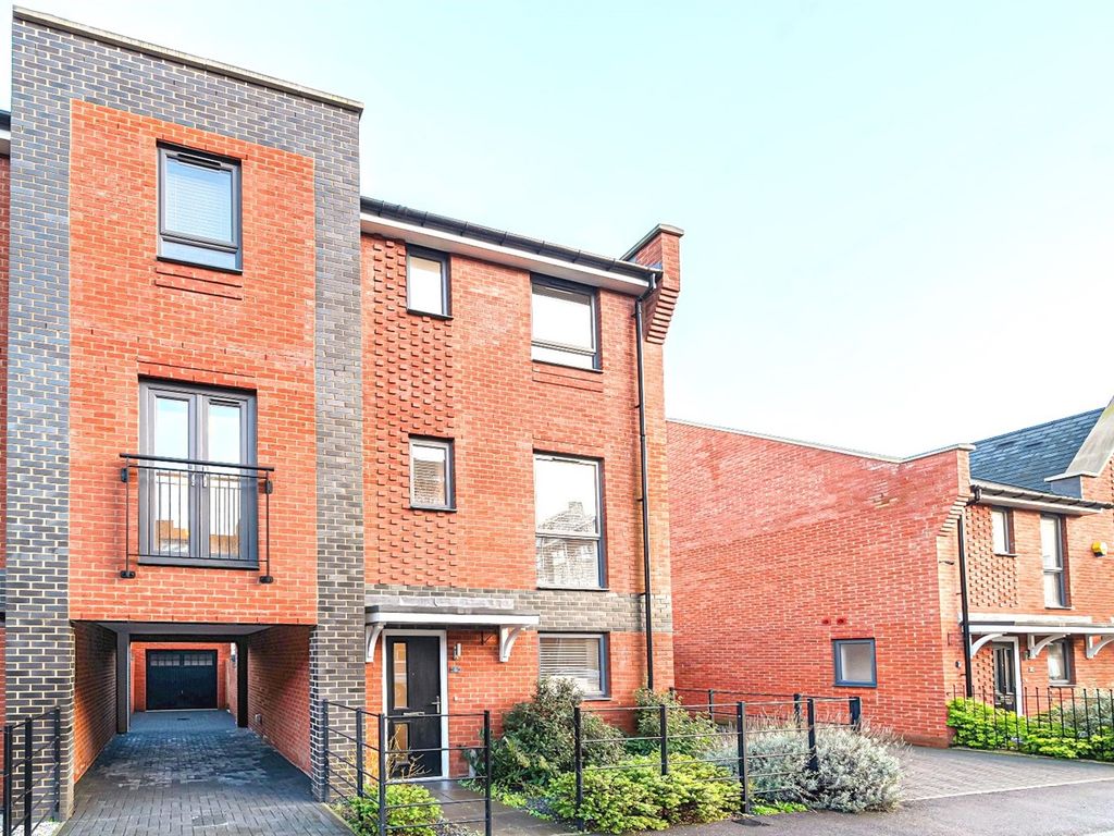 4 bed town house to rent in Nightingale Way, Reading RG30, £2,250 pcm