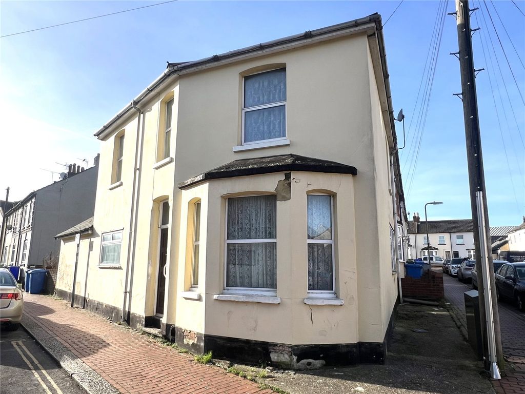 3 bed end terrace house for sale in Gordon Road, Aldershot, Hampshire