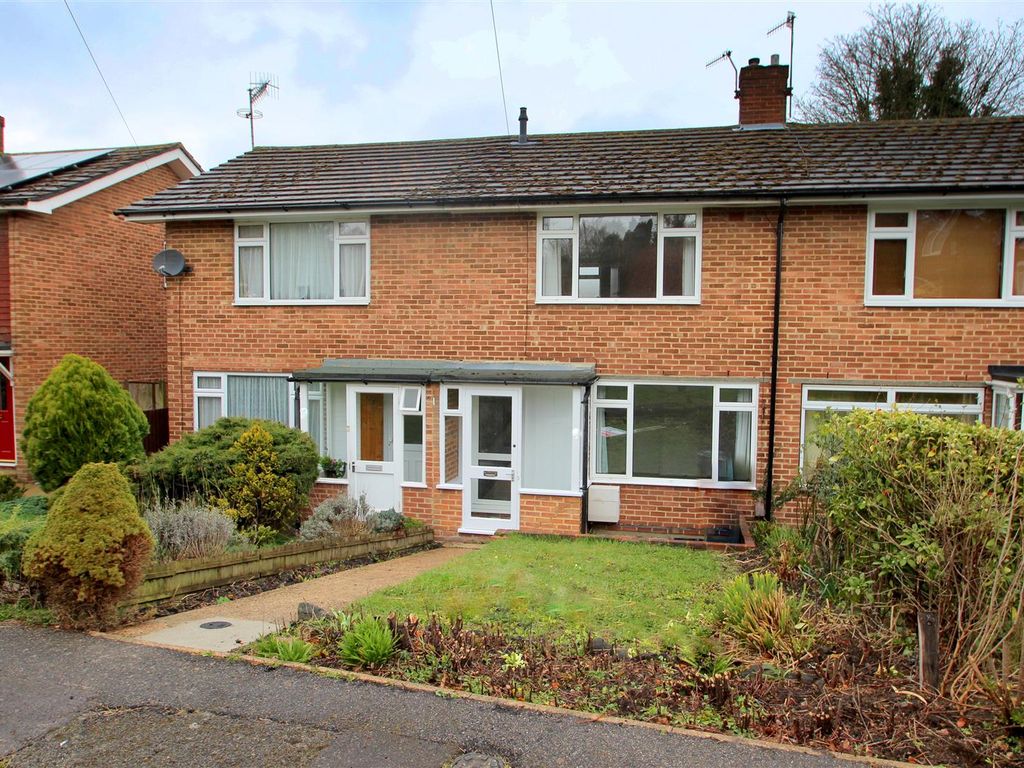 2 bed terraced house to rent in Clyde Close, Redhill RH1, £1,600 pcm