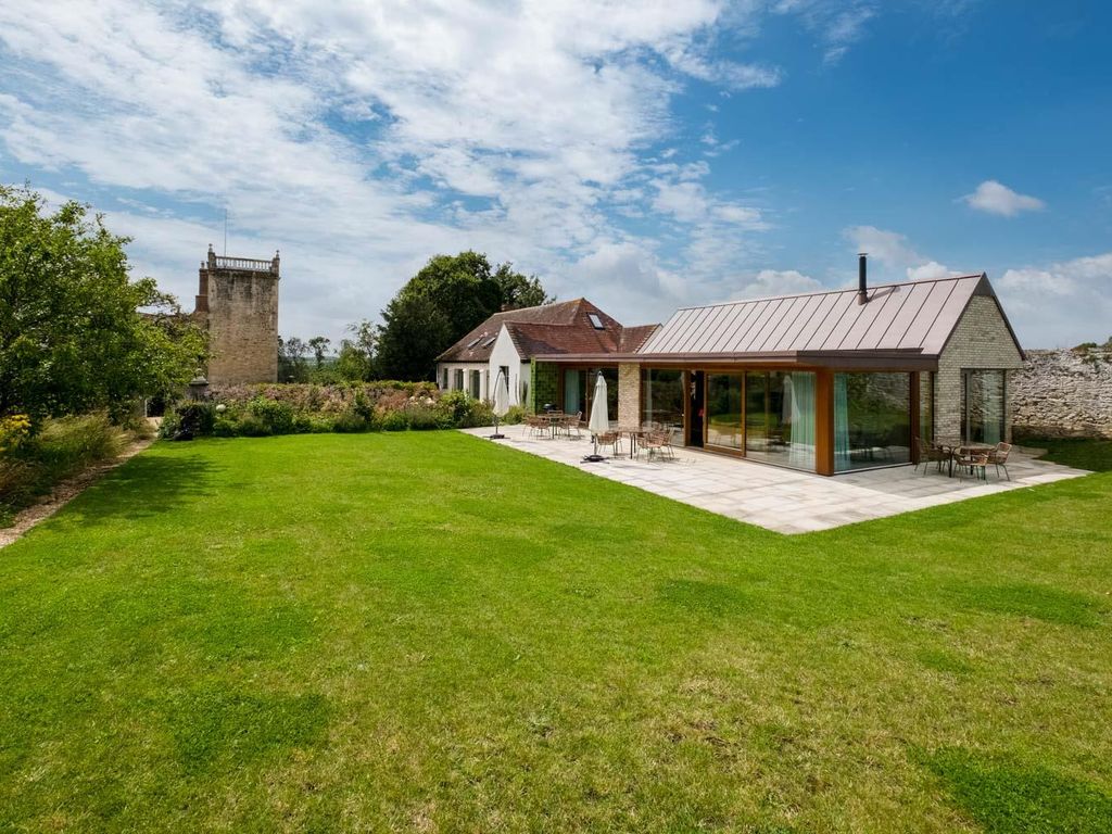 5 bed barn conversion to rent in Beatrice Avenue, East Cowes PO32, £