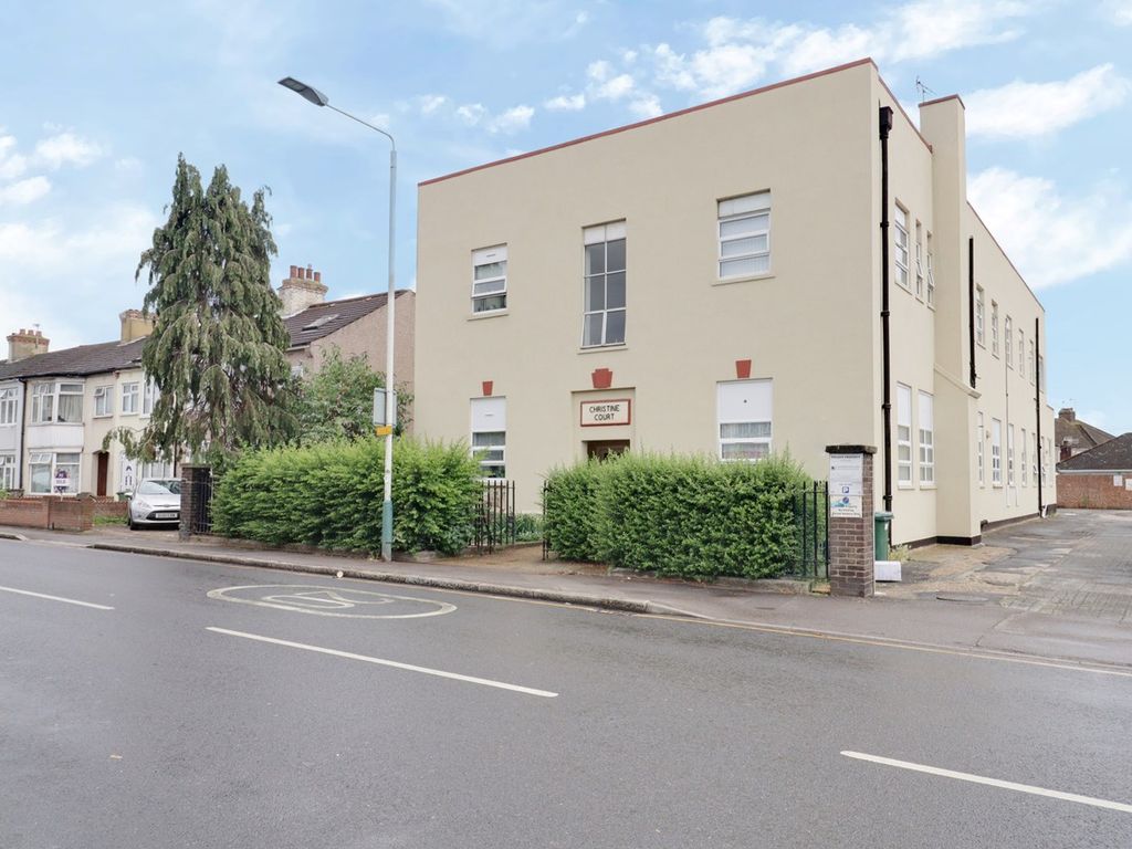 2 bed flat for sale in Wennington Road, Rainham RM13, £225,000 Zoopla
