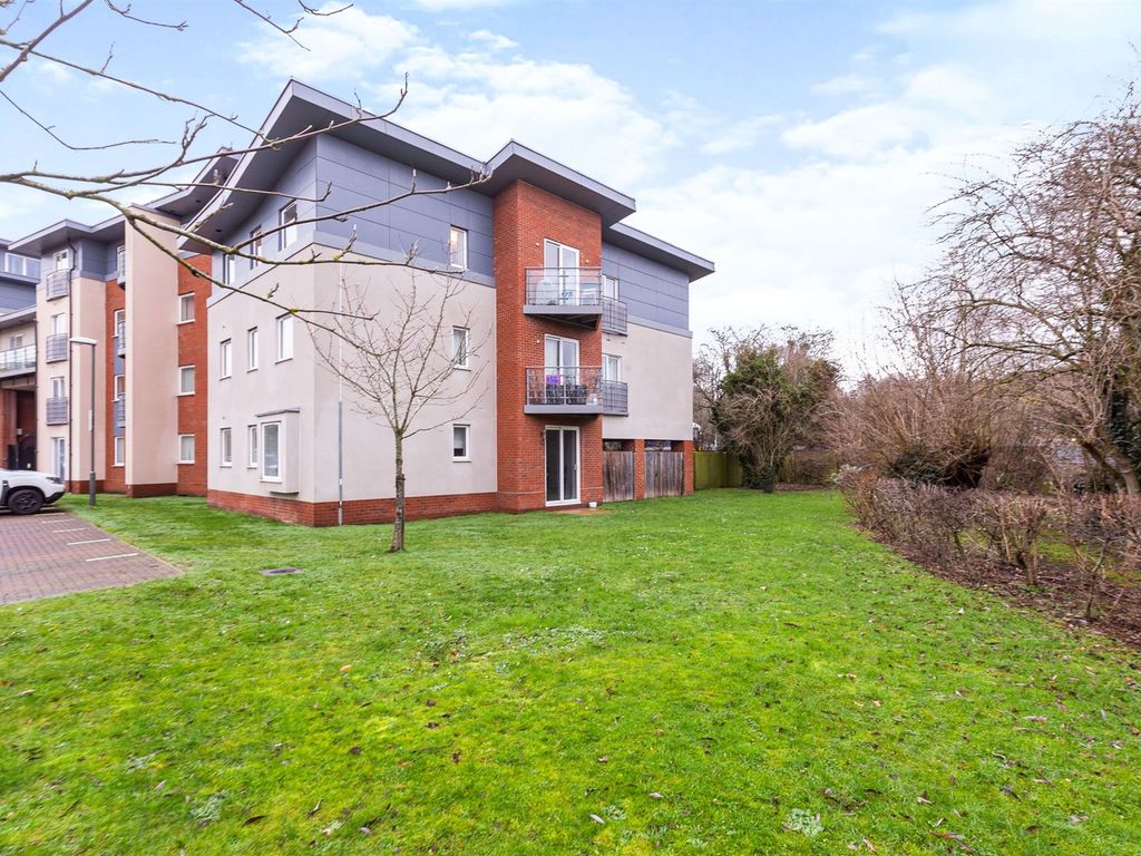 3 bed flat to rent in Coxhill Way, Aylesbury HP21 Zoopla