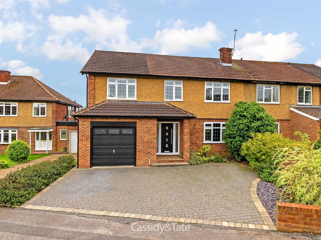 5 bed semidetached house for sale in Packhorse Close, Marshalswick, St