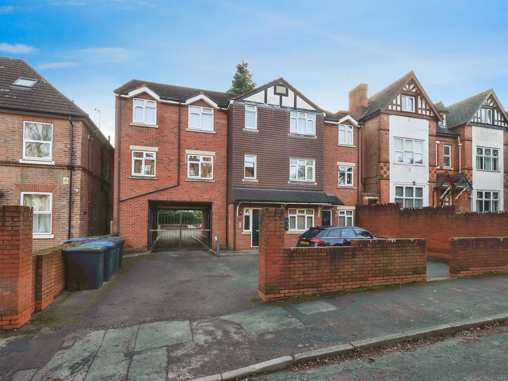 3 bed flat for sale in Mayfield Road, Moseley, Birmingham B13, £230,000