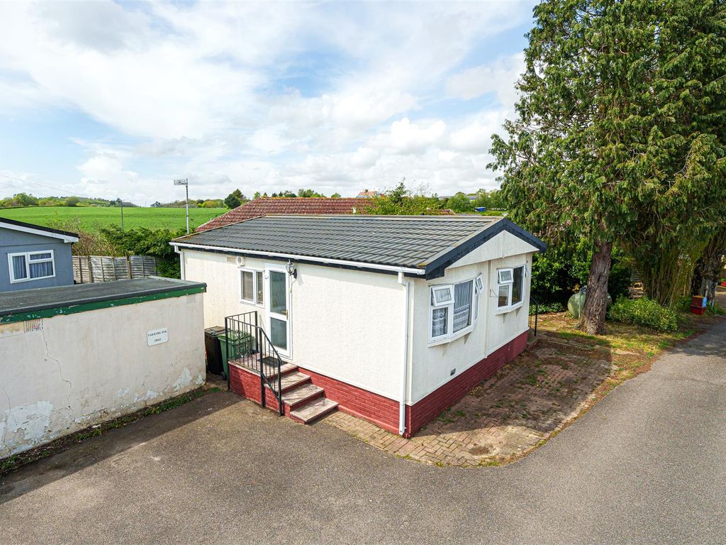 2 bed mobile/park home for sale in Forstal Lane, Harrietsham, Maidstone