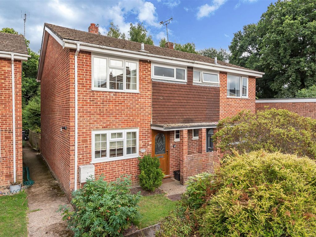3 bed semidetached house for sale in Clare Gardens, Petersfield GU31
