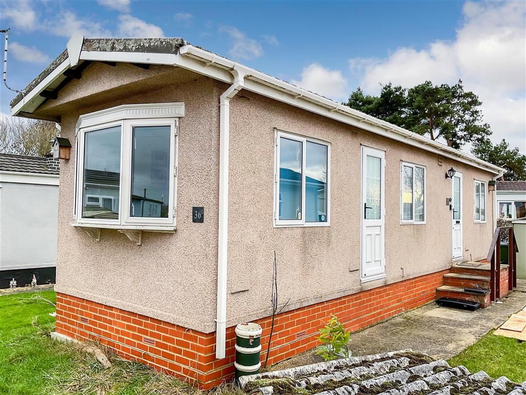 1 bed mobile/park home for sale in Bonehurst Road, Horley, Surrey RH6, £70,000 Zoopla
