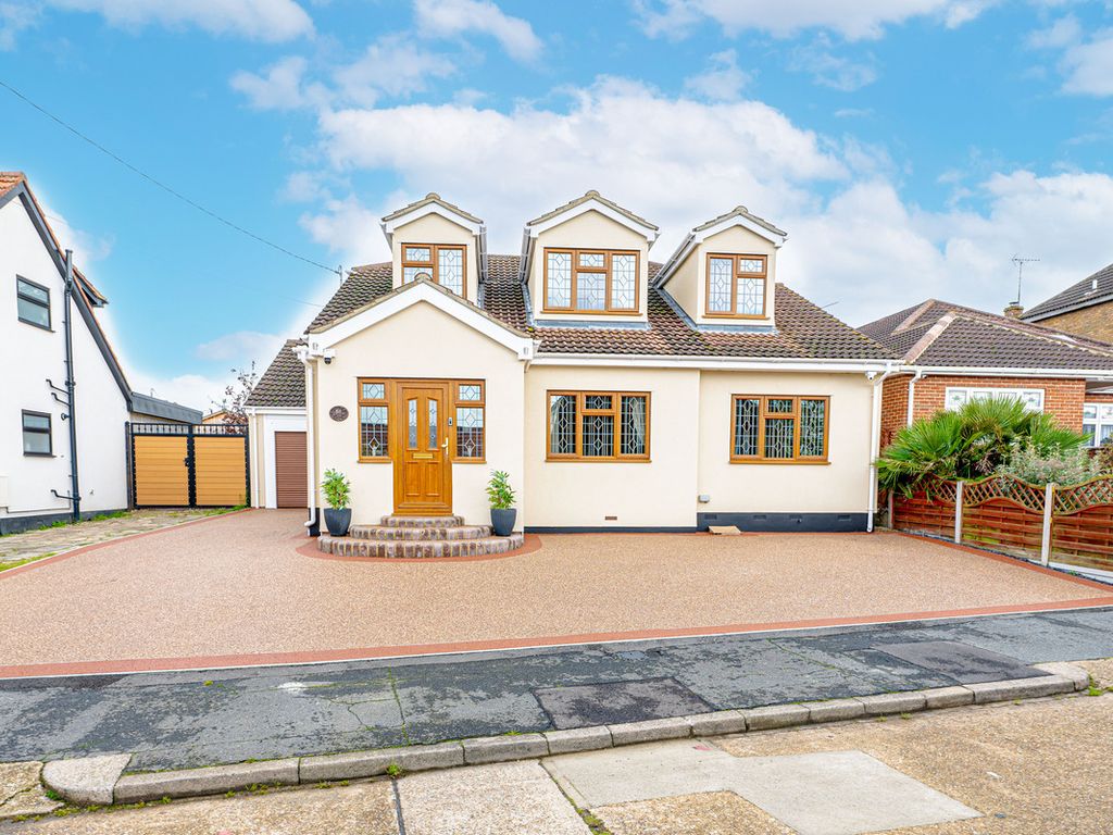 5 bed detached house for sale in Highlands Road, Bowers Gifford SS13, £