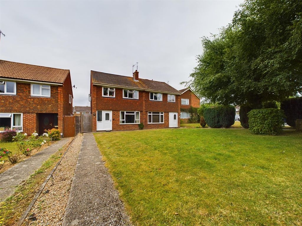 3 bed semidetached house for sale in Rutherford Walk, Tilehurst
