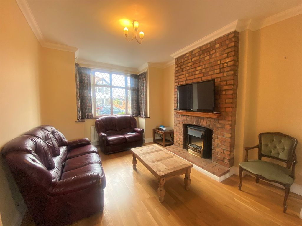 3 bed semidetached house to rent in Park Crescent, Harrow Weald