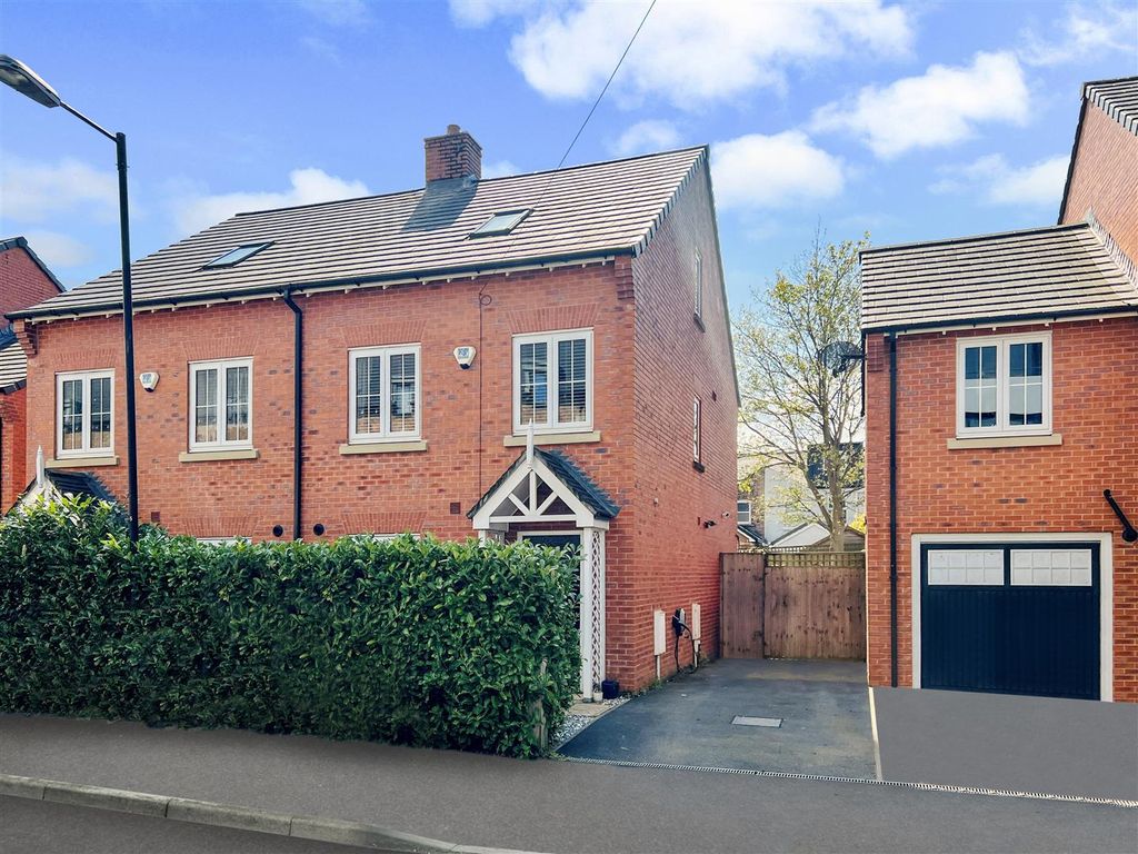 4 bed semidetached house for sale in Woodfield Road, Broadheath
