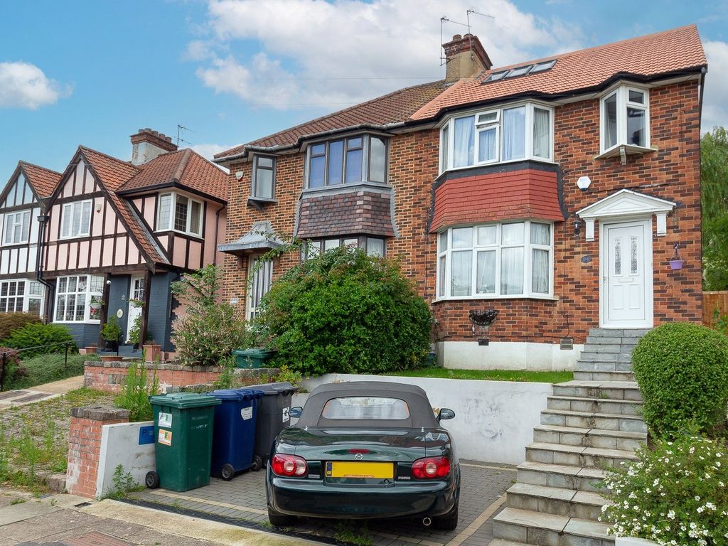 4 bed semidetached house for sale in Farm Road, Edgware HA8, £785,000