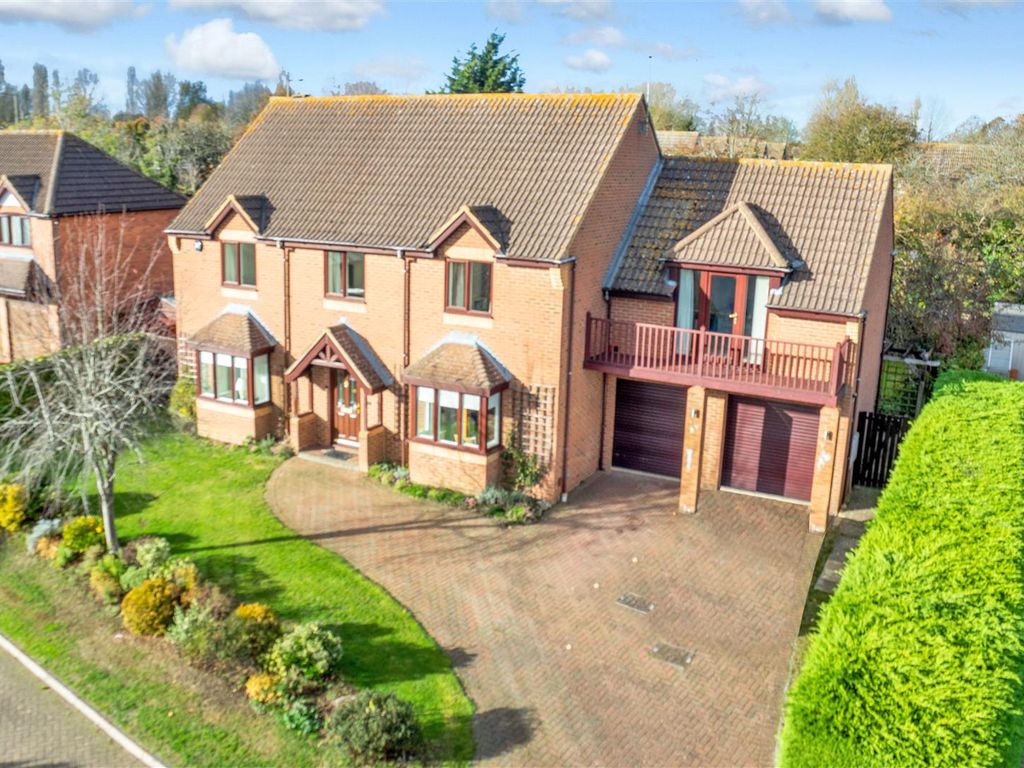 5 bed detached house for sale in Huntingdon Crescent, Bletchley, Milton