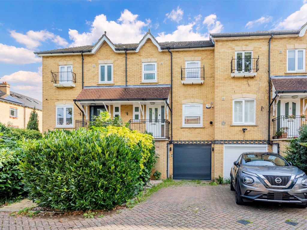 3 bed town house to rent in Lynwood Road, Thames Ditton KT7, £3,000 pcm