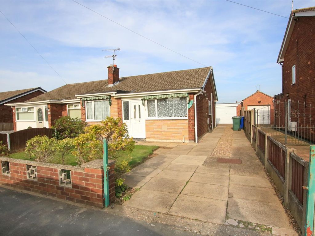 2 bed semidetached bungalow for sale in Oakwood Drive, Armthorpe