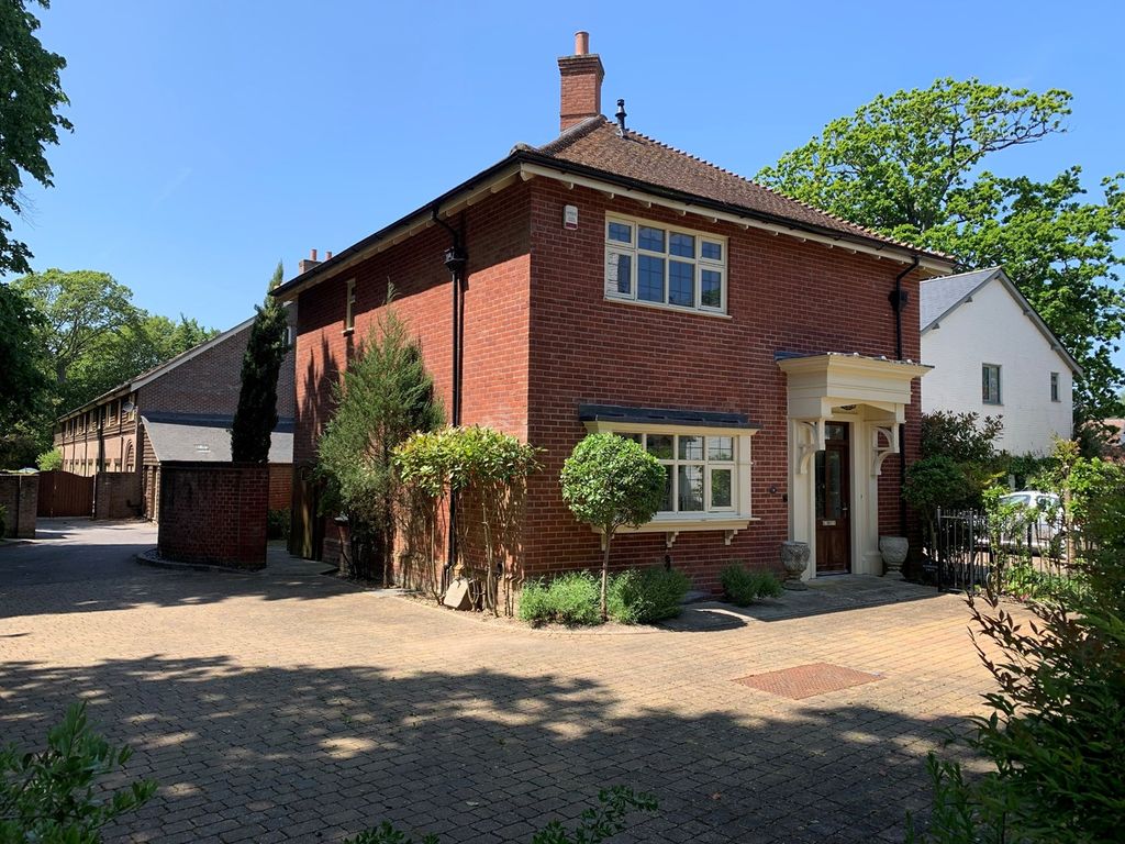 3 bed detached house for sale in Redwood Drive, Winkton, Christchurch