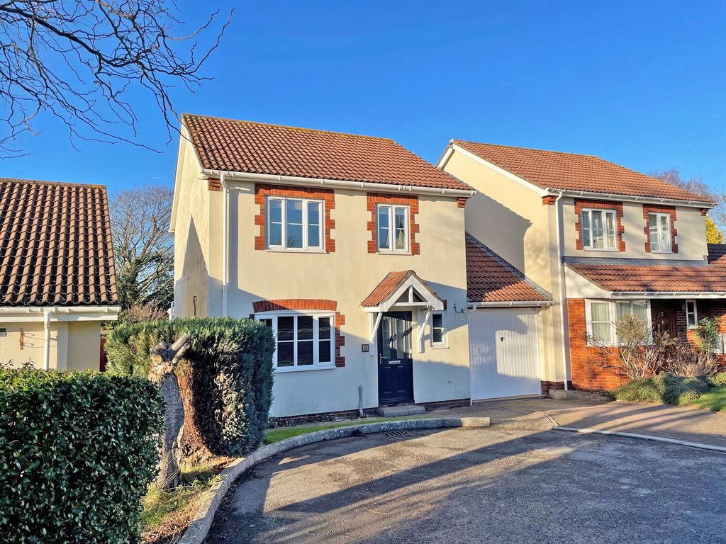 3 bed linkdetached house for sale in Close, Backwell, Bristol