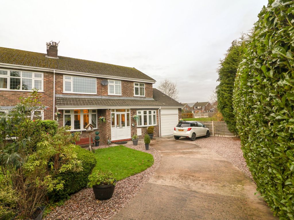 4 bed semidetached house for sale in Moss Bank Close, Hadfield