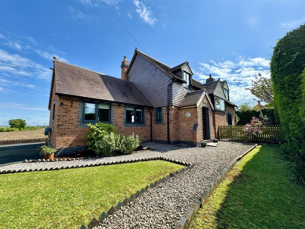 4 bed cottage for sale in Tibberton, Gloucester GL2, £650,000 Zoopla